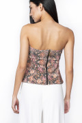 Camiseta strapless café oscura con flores estampadas
