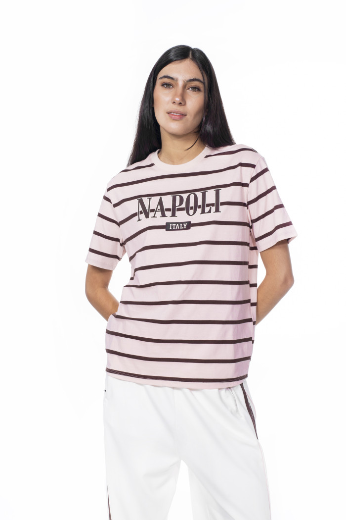 Camiseta a rayas rosada con cuello redondo y texto college
