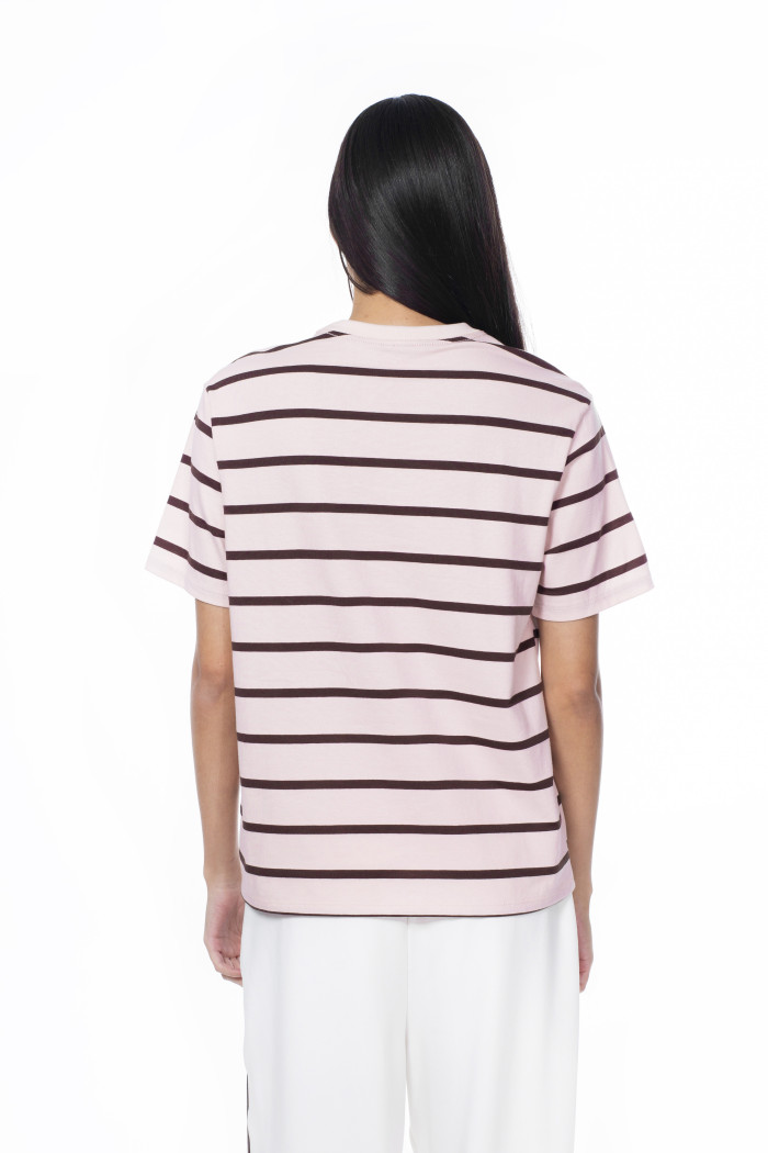 Camiseta a rayas rosada con cuello redondo y texto college
