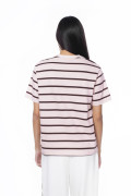 Camiseta a rayas rosada con cuello redondo y texto college
