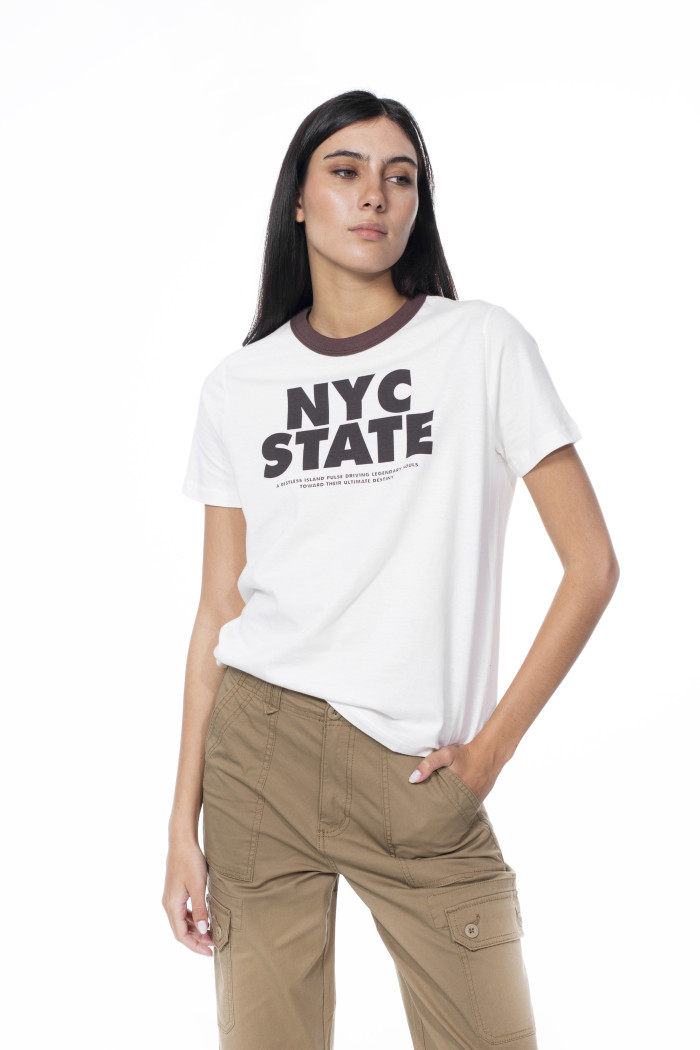 Camiseta college crema clara con cuello redondo café
