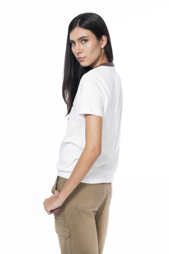 Camiseta college crema clara con cuello redondo café
