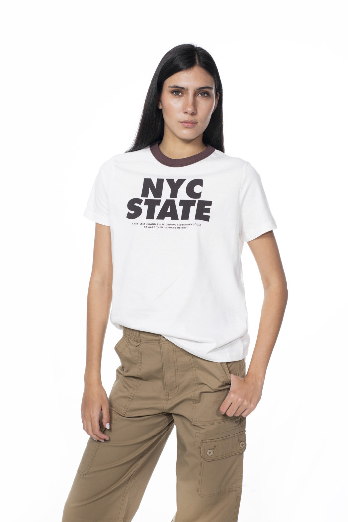Camiseta college crema clara con cuello redondo café
