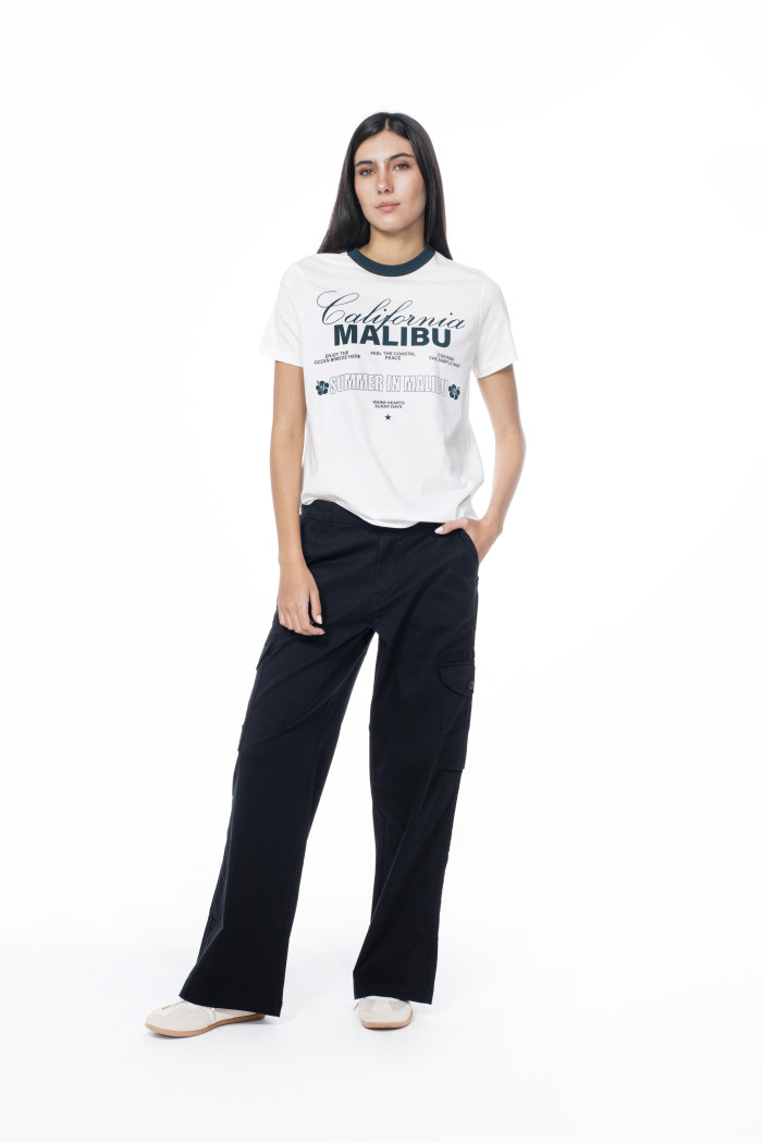 Camiseta college crema con cuello redondo verde
