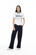 Camiseta college crema con cuello redondo verde

