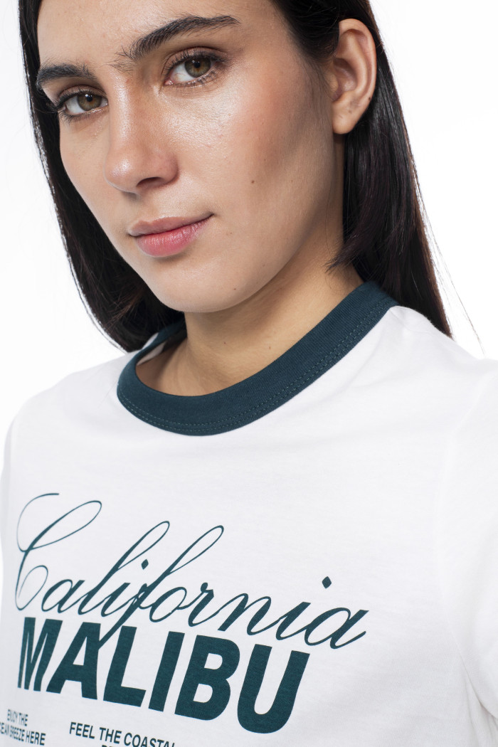 Camiseta college crema con cuello redondo verde
