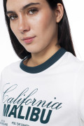 Camiseta college crema con cuello redondo verde
