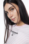Camiseta crema clara a rayas con manga corta y texto college
