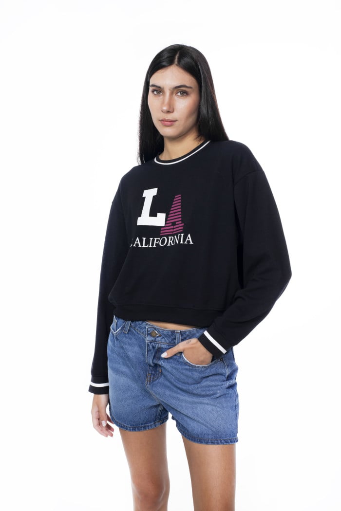 Buzo oversize negro college cuello redondo con manga ranglan
