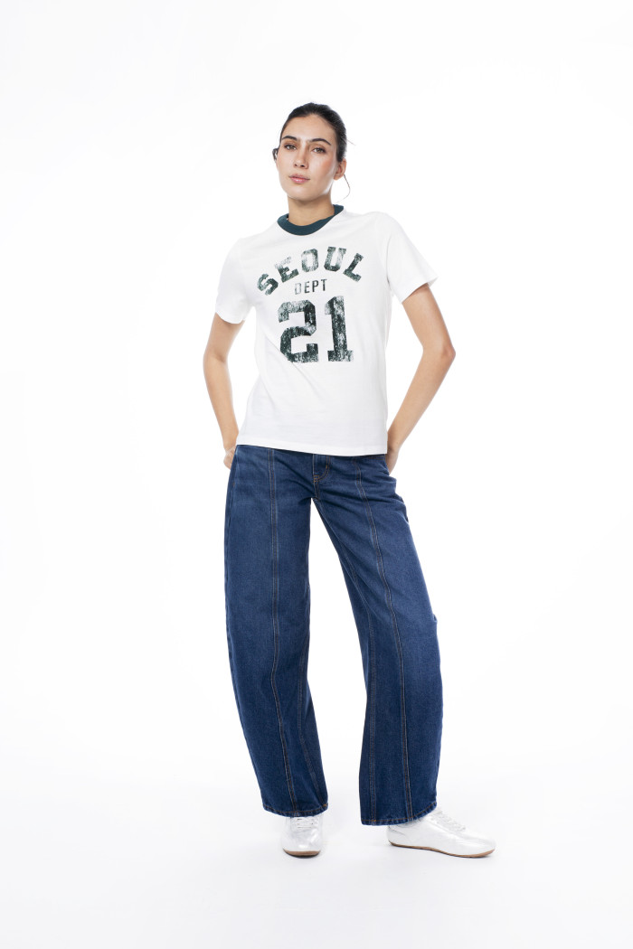Camiseta college crema clara con cuello redondo verde

