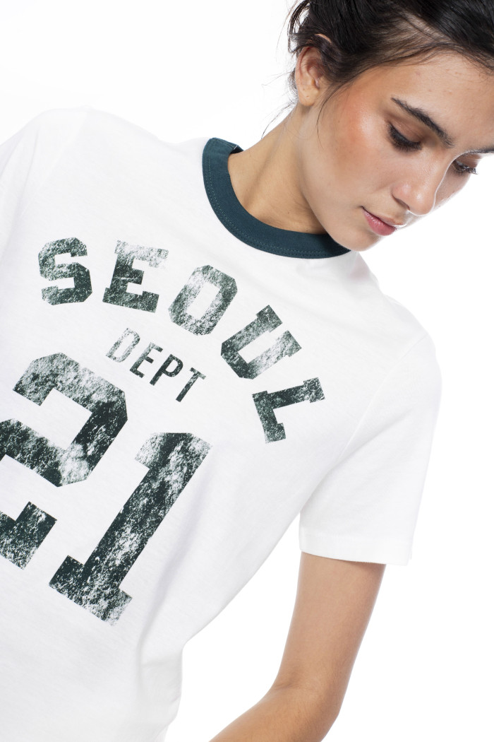 Camiseta college crema clara con cuello redondo verde
