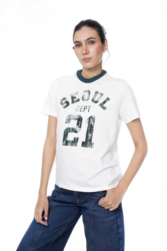 Camiseta college crema clara con cuello redondo verde
