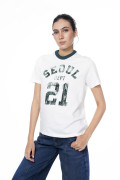 Camiseta college crema clara con cuello redondo verde
