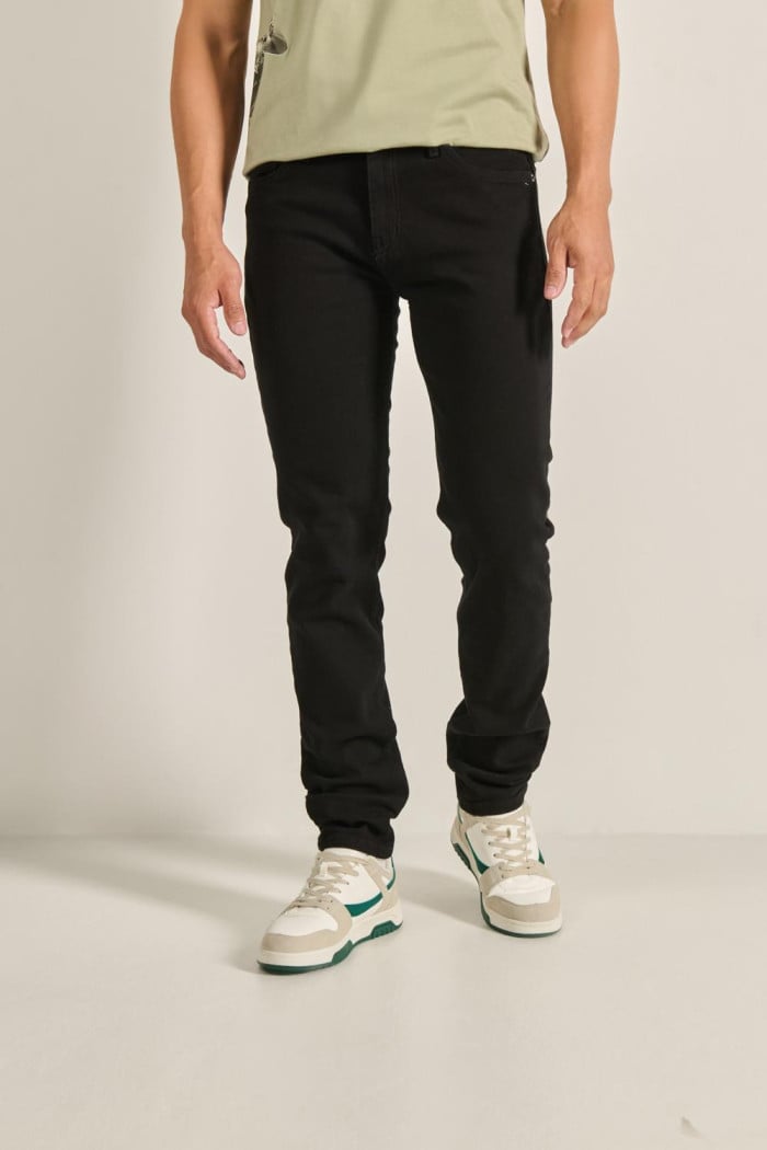 Jean tiro bajo slim negro con bolsillos y silueta ajustada