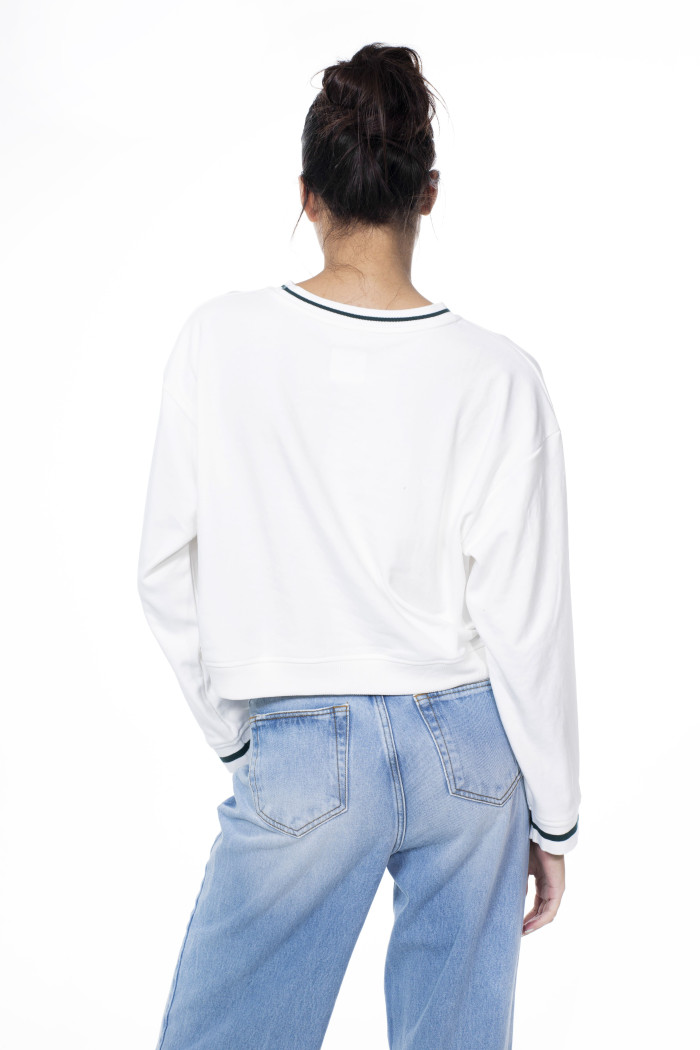 Buzo cuello redondo crema college con rectilíneos
