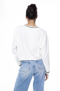 Buzo cuello redondo crema college con rectilíneos
