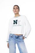 Buzo cuello redondo crema college con rectilíneos

