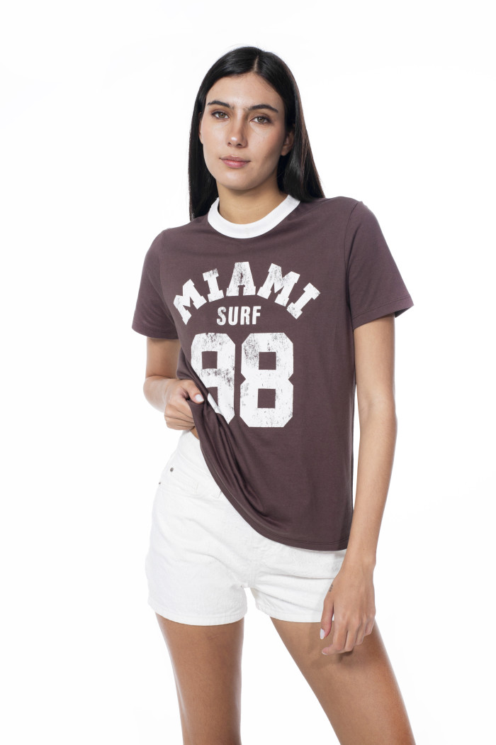 Camiseta college café oscura con cuello redondo blanco
