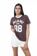 Camiseta college café oscura con cuello redondo blanco
