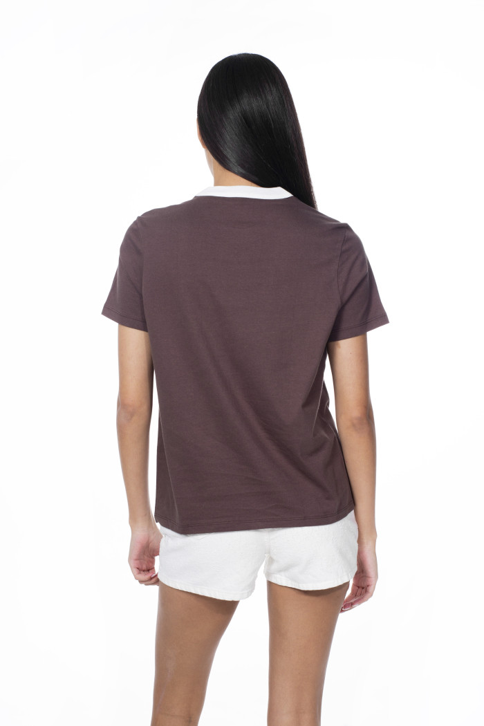 Camiseta college café oscura con cuello redondo blanco
