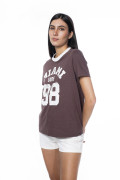 Camiseta college café oscura con cuello redondo blanco
