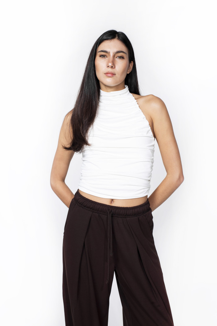 Top crema claro con manga sisa y cuello alto
