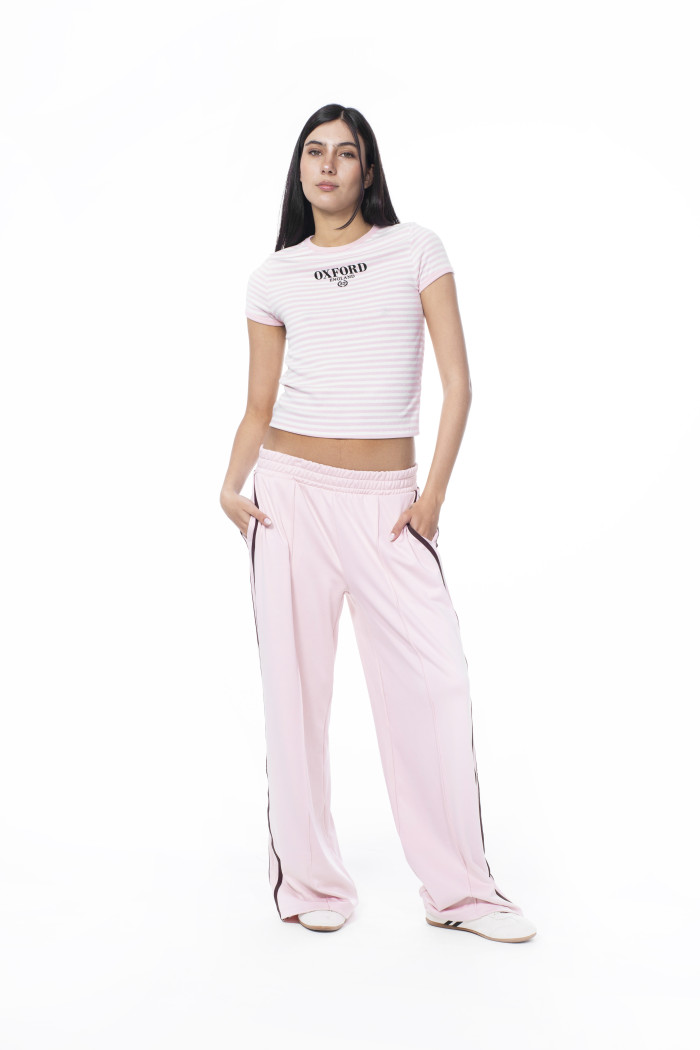 Camiseta crema cuello redondo college con rayas rosadas
