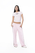 Camiseta crema cuello redondo college con rayas rosadas
