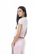 Camiseta crema cuello redondo college con rayas rosadas
