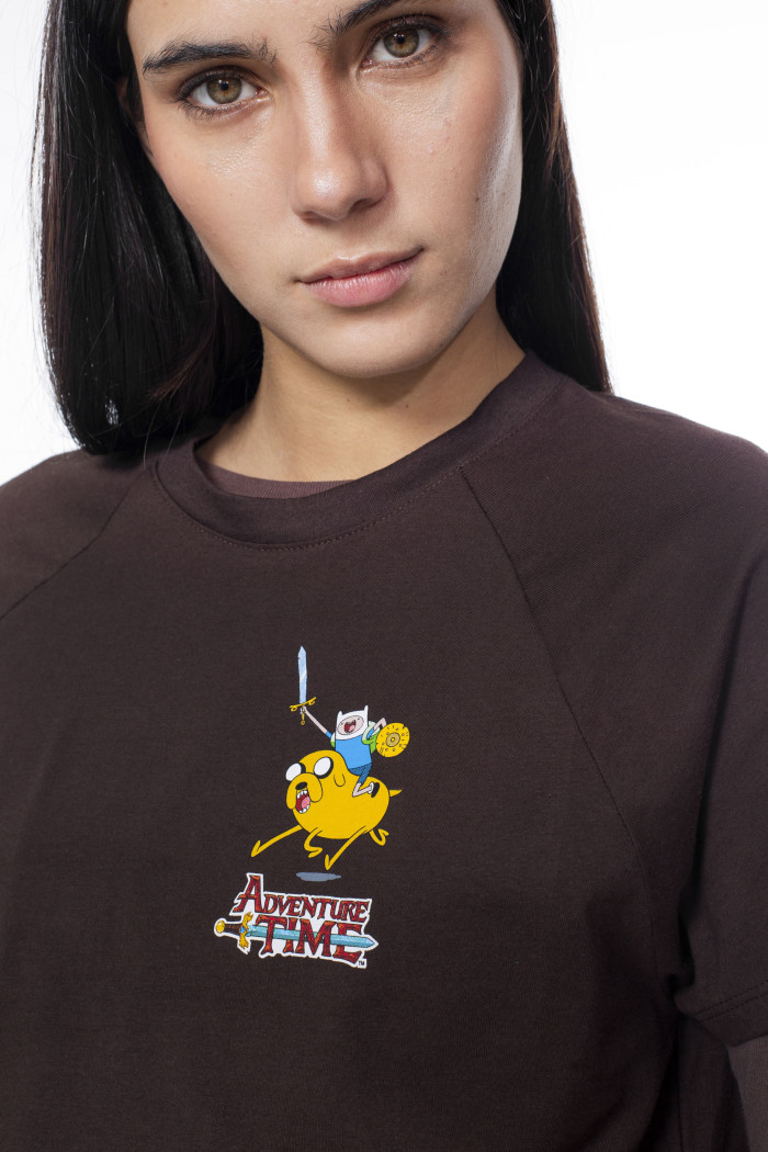 Camiseta crop top café con manga ranglan de Hora de Aventura
