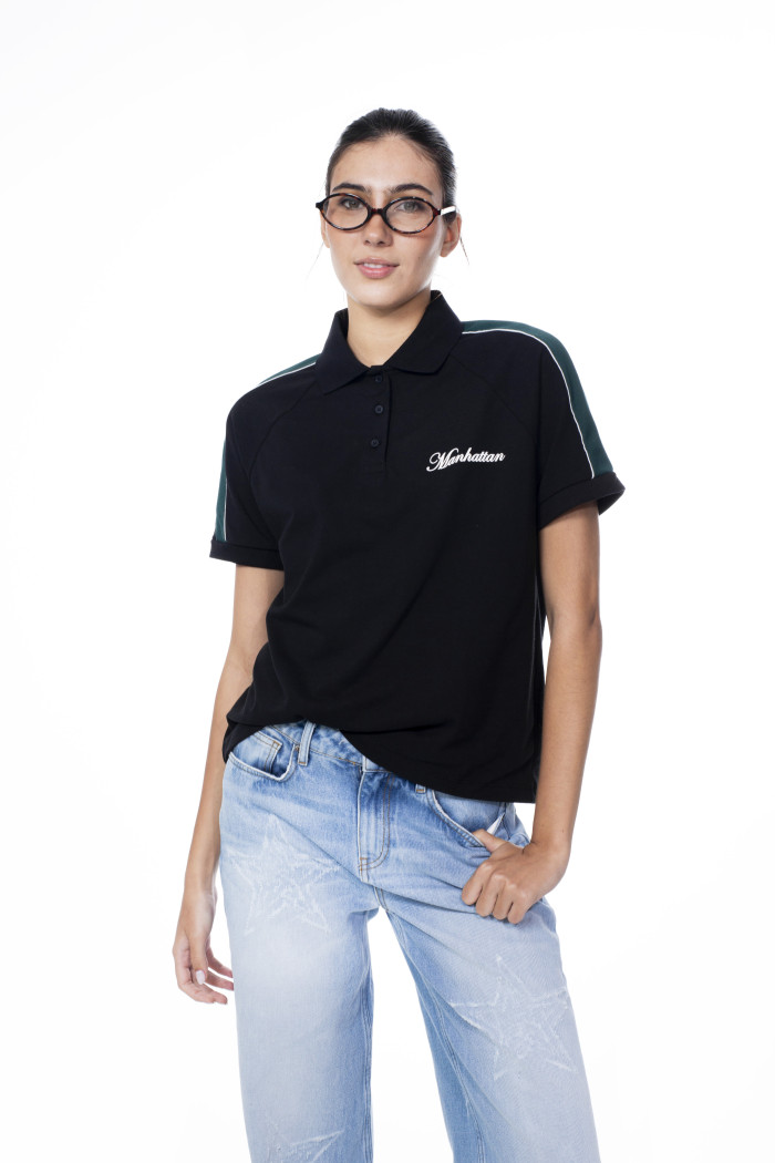 Camiseta con cuello polo negra, arte college y botones
