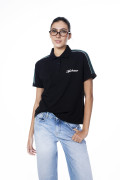 Camiseta con cuello polo negra, arte college y botones

