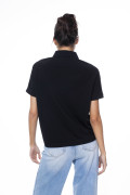 Camiseta con cuello polo negra, arte college y botones
