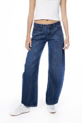 Jean barrel azul oscuro con bota ancha y costura centrada
