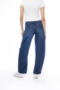 Jean barrel azul oscuro con bota ancha y costura centrada
