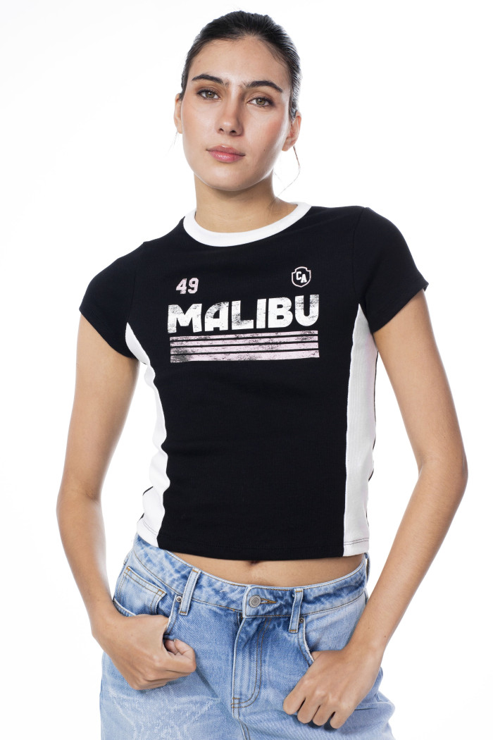 Camiseta negra cuello redondo college con contrastes
