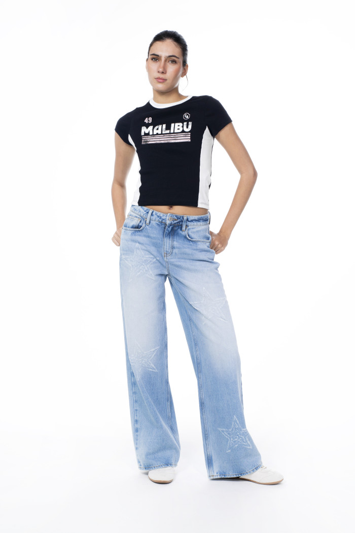 Camiseta negra cuello redondo college con contrastes
