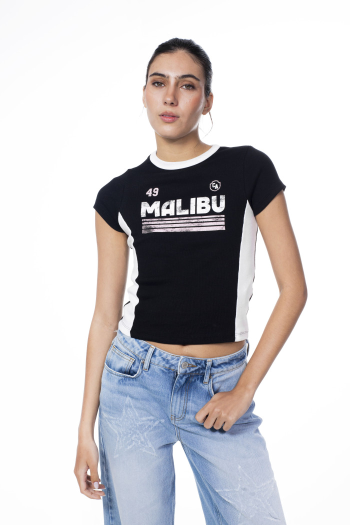 Camiseta negra cuello redondo college con contrastes
