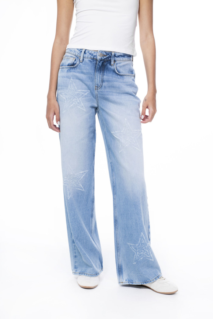 Jean open leg azul claro con tiro alto y diseños de estrellas
