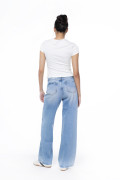 Jean open leg azul claro con tiro alto y diseños de estrellas

