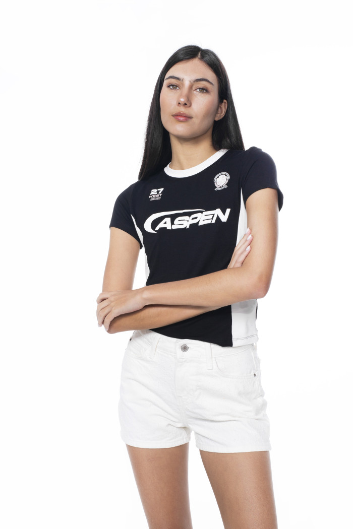 Camiseta manga corta negra college con contrastes blancos
