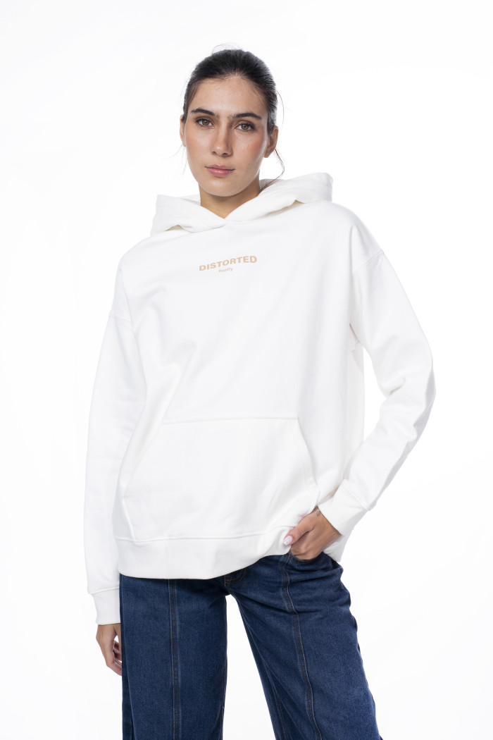 Buzo oversize negro con capota, diseño y apliques metálicos
