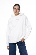 Buzo oversize negro con capota, diseño y apliques metálicos
