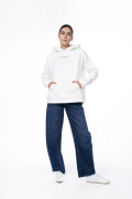 Buzo oversize negro con capota, diseño y apliques metálicos
