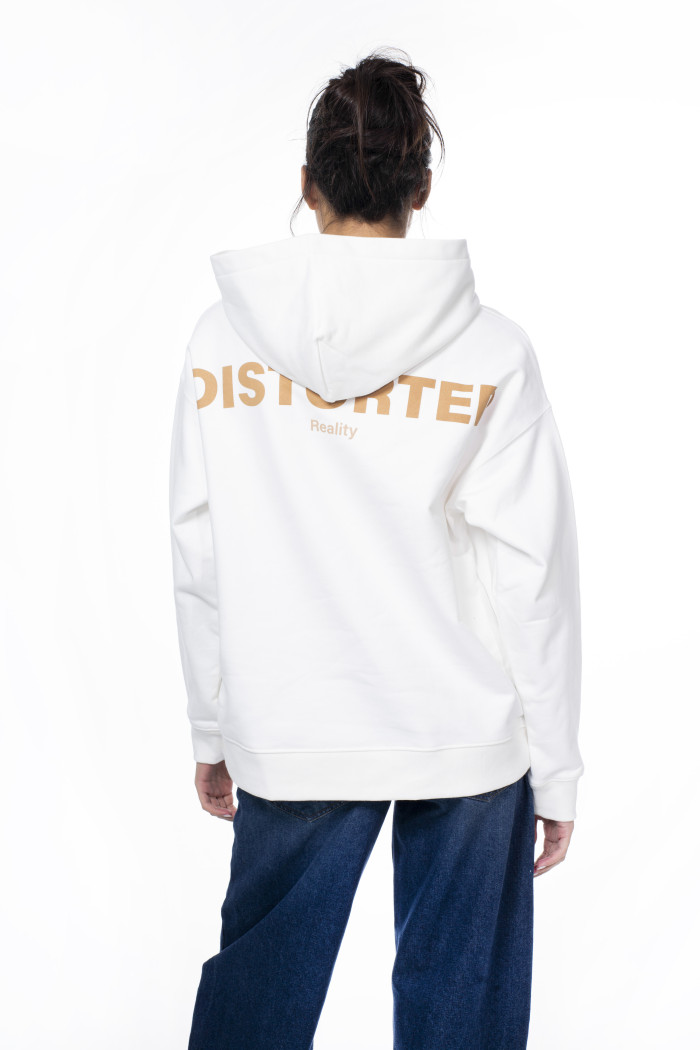 Buzo oversize negro con capota, diseño y apliques metálicos

