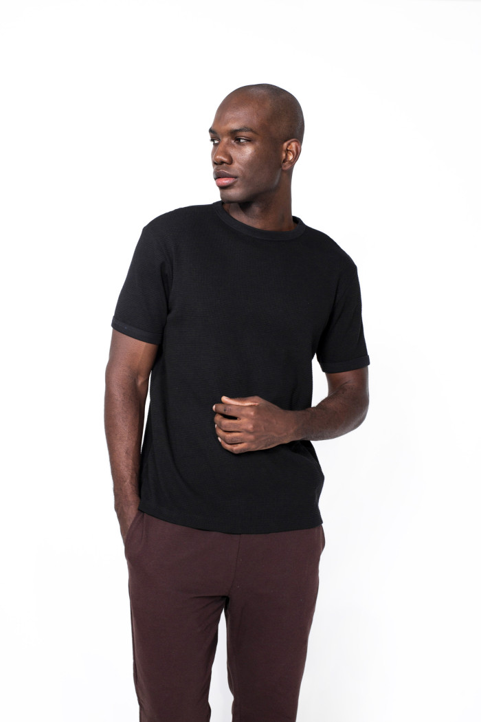 Camiseta unicolor con manga corta y sutiles texturas
