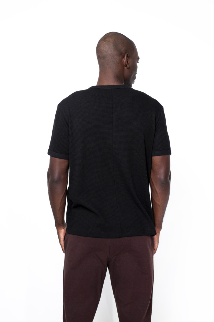 Camiseta unicolor con manga corta y sutiles texturas
