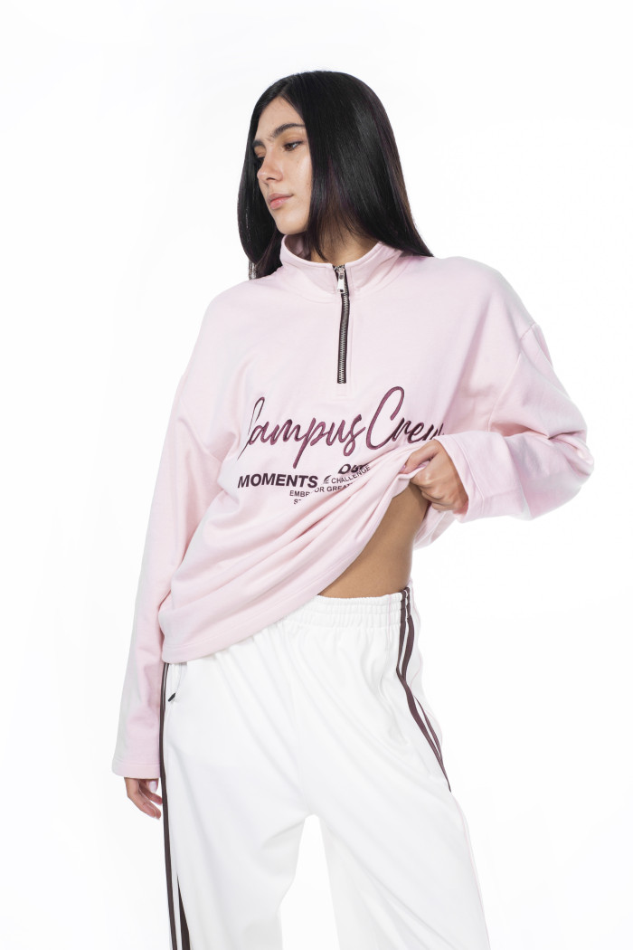 Buzo oversize rosado con cuello alto y arte college
