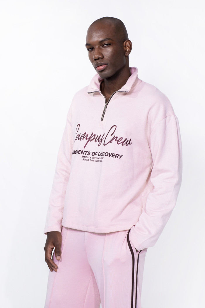 Buzo oversize rosado con cuello alto y arte college

