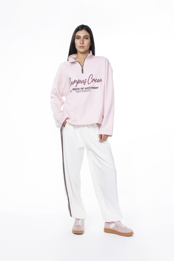 Buzo oversize rosado con cuello alto y arte college
